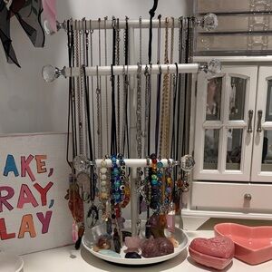Crystal/precious stone jewelry including white jewelry organizer stand